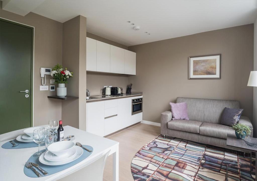 Wells Court By Aeria Apartments London Ngoại thất bức ảnh